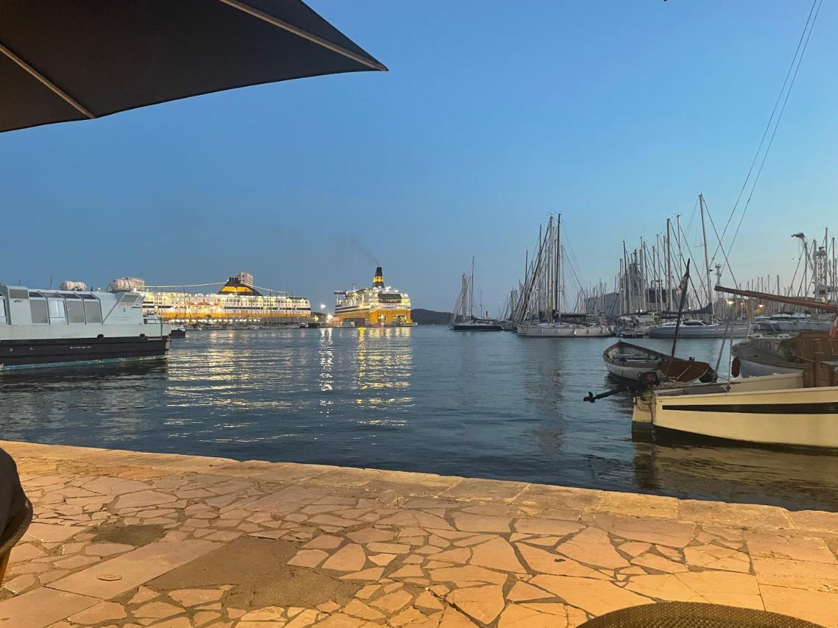 Au Coeur Du Vieux Toulon Au Calme Appartement Renove Climatise Confortable Etage Eleve Avec Ascenseur Proche Parking Et Toutes Commodites Exteriör bild